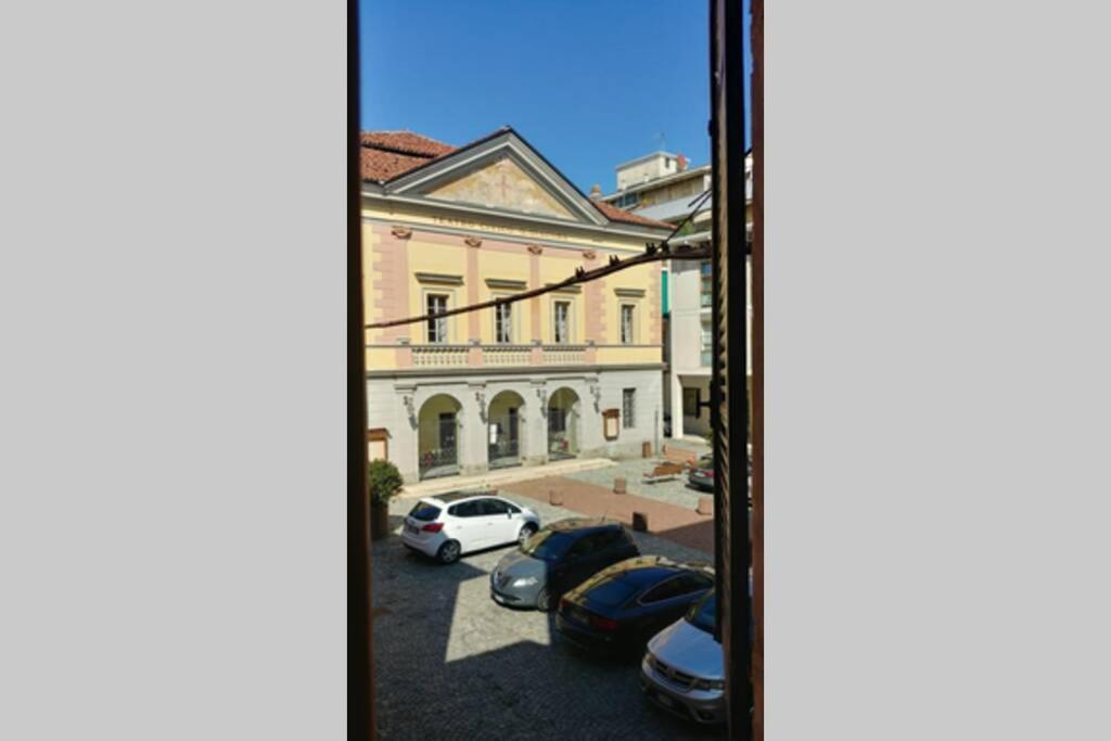 Dolce Eporedia Intero Alloggio Nel Centro Storico Ivrea Exterior foto